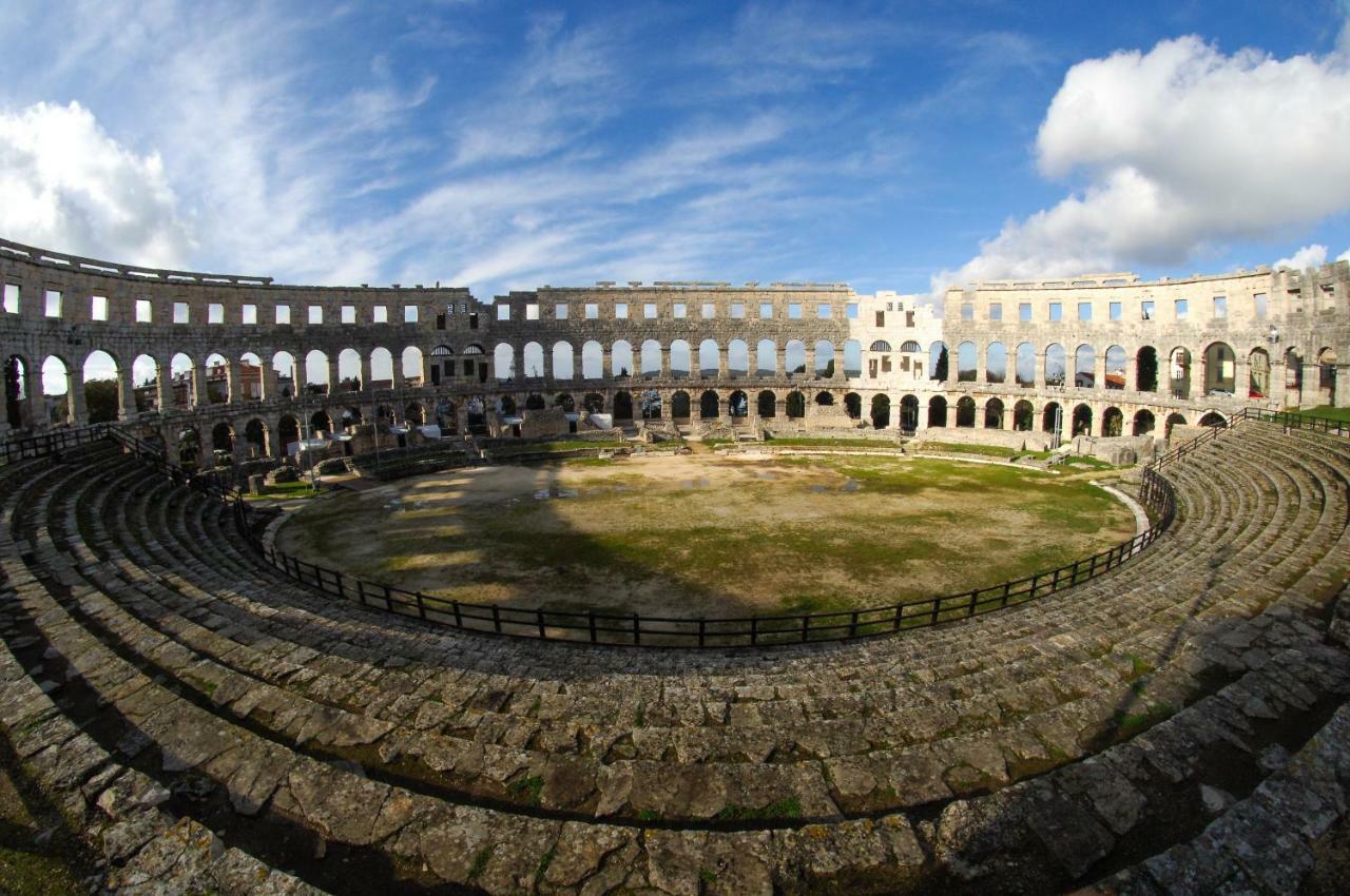 Lavender - City Room With Free Parking Pula Exterior foto
